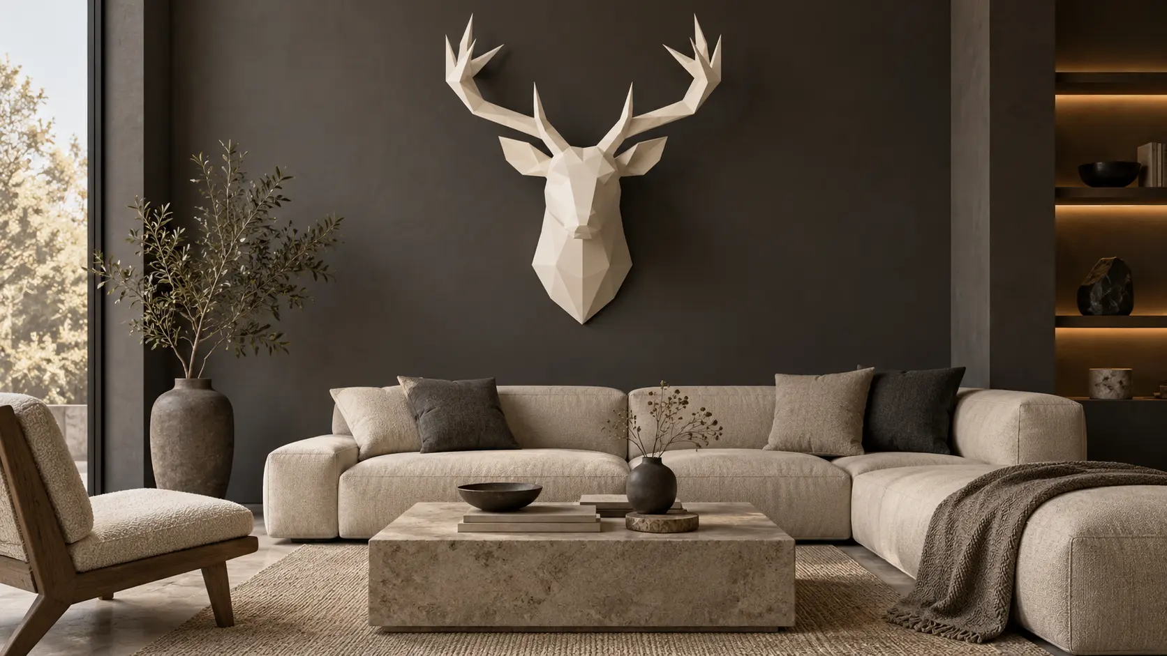 Trophée de cerf géométrique en papier aux plis nets sur un mur sombre